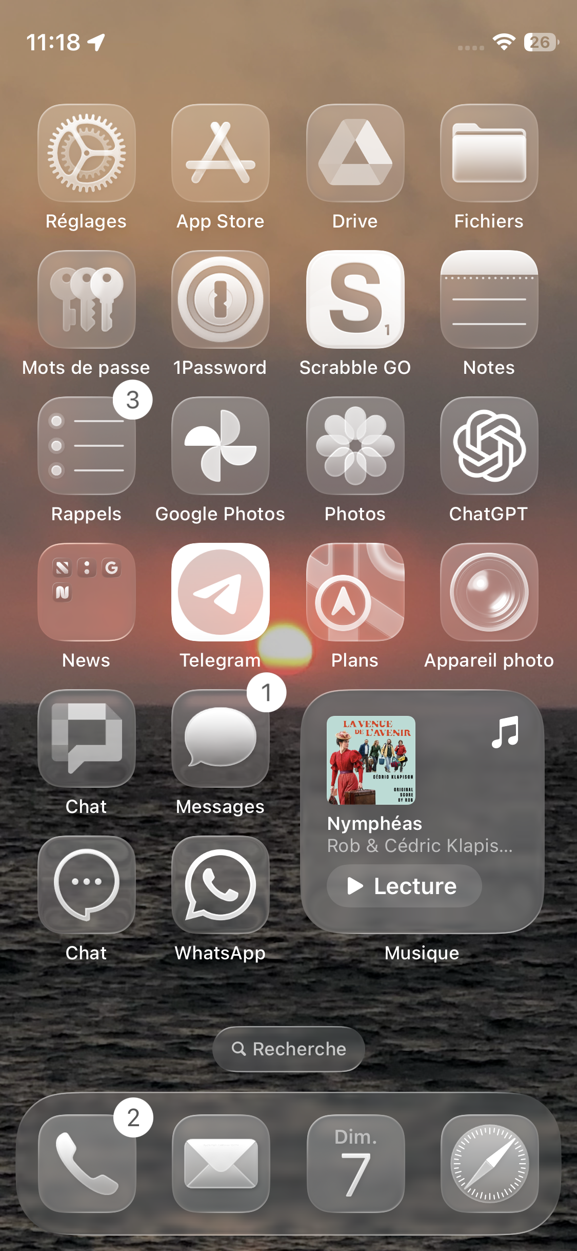 Écran d'accueil iOS 26 avec les icônes transparentes