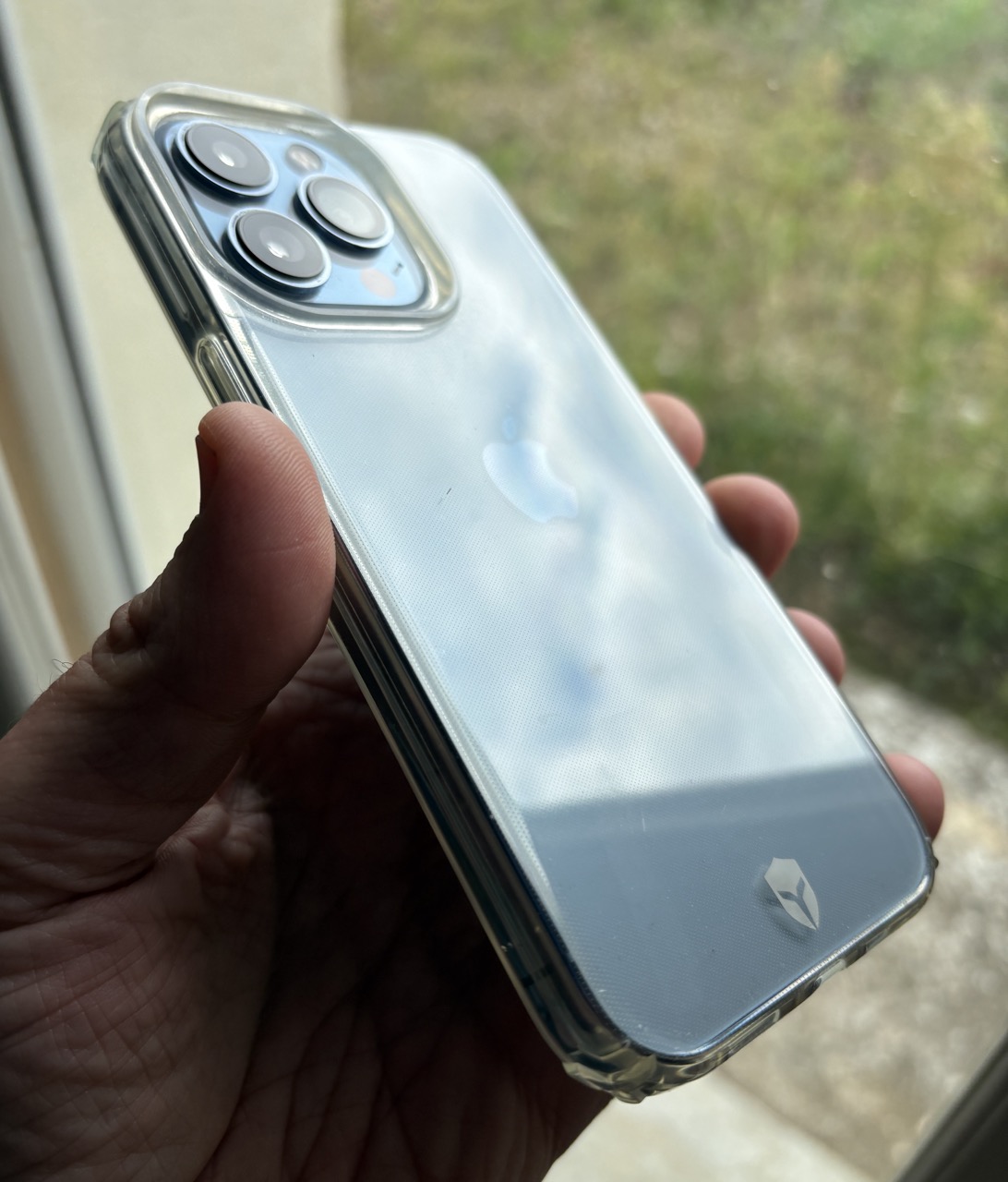 Un iPhone 13 Pro dans une épaisse coque en plastique : 240 g sur la balance