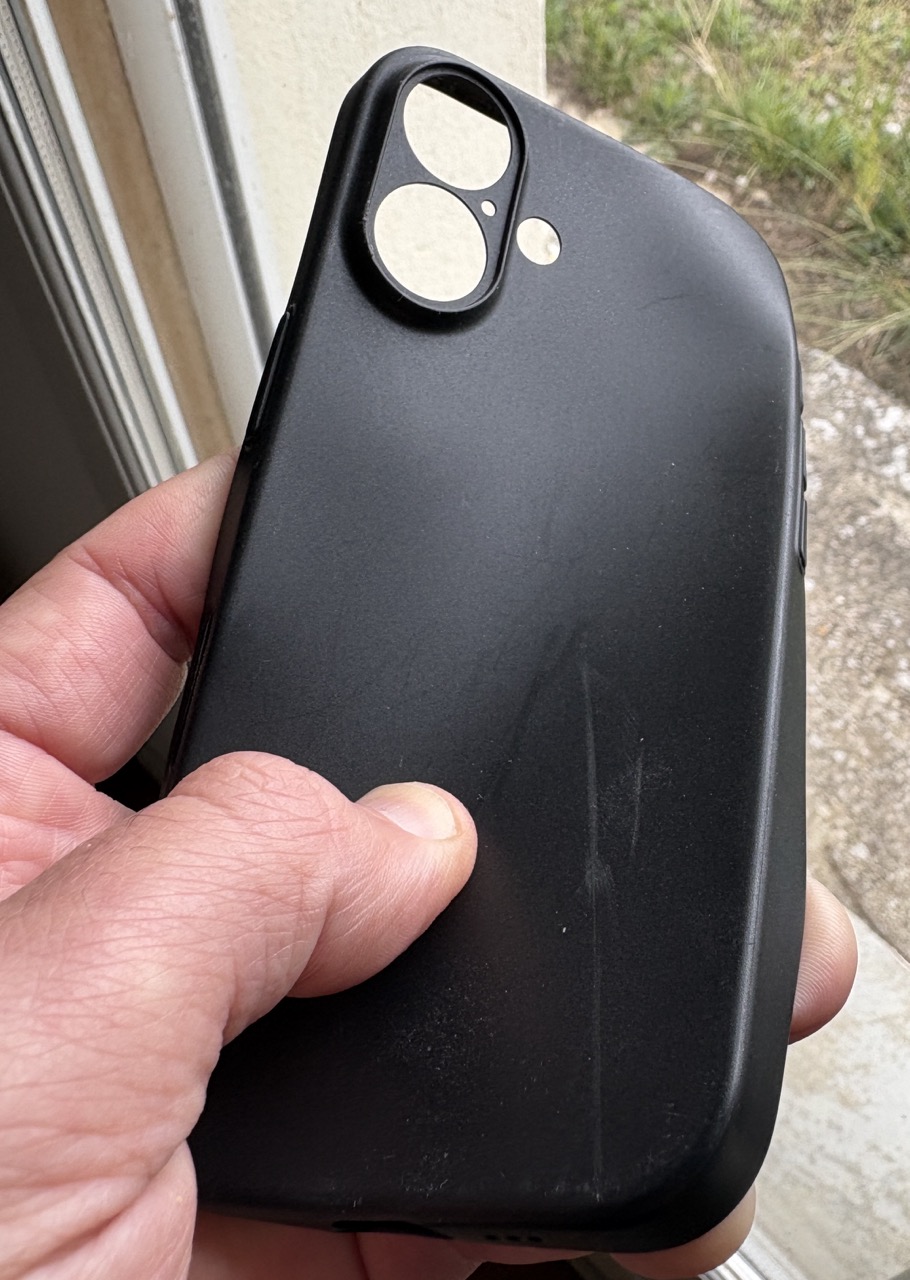 Une coque très fine pour l'iPhone 16, mais aussi de qualité discutable