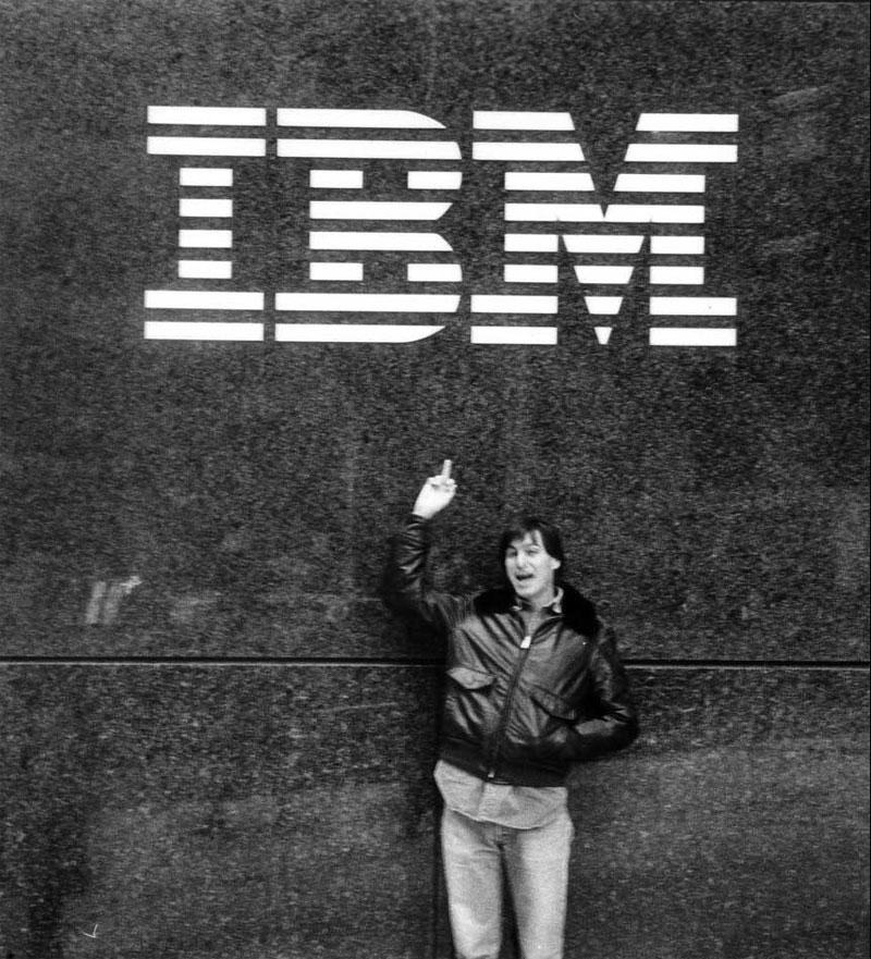 Steve Jobs fait un doigt d'honneur devant le logo d'IBM en 1983